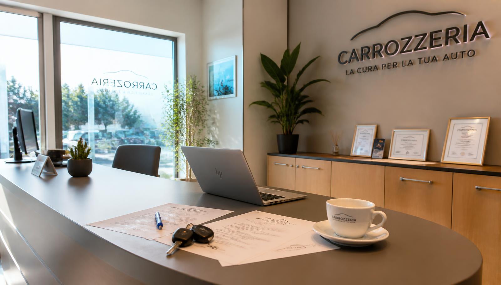 Bancone di accettazione della carrozzeria con documenti e chiavi